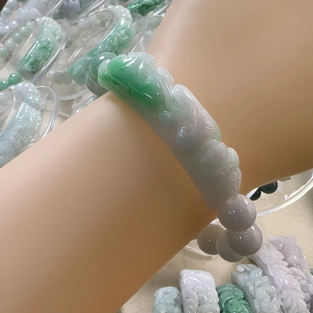 翡翠未镶嵌颈饰手牌