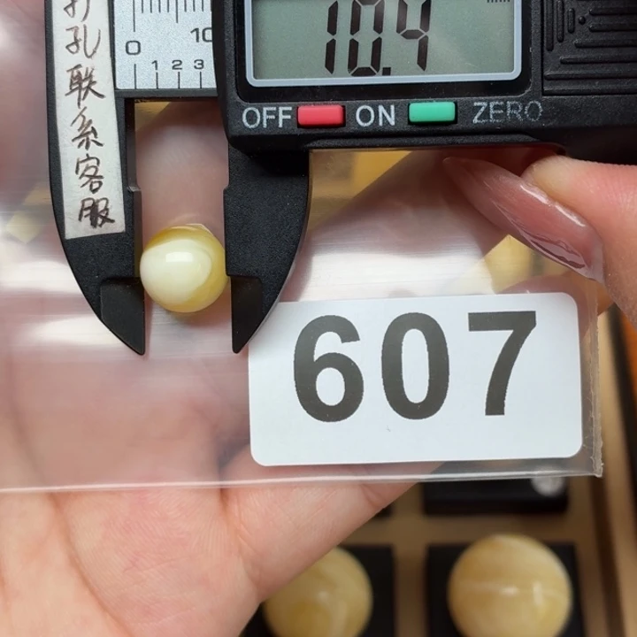 亮***亮未镶嵌琥珀裸石蜜蜡