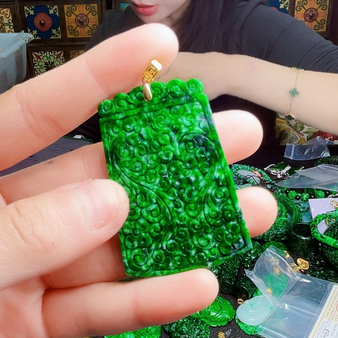 颈饰18K金镶嵌翡翠多样性