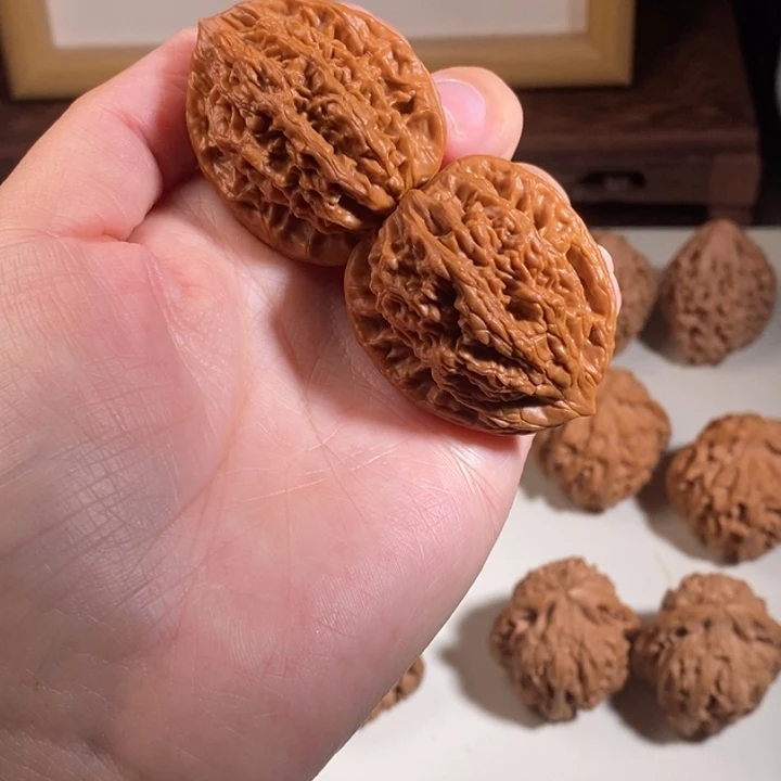 文玩核桃吊坠虎头