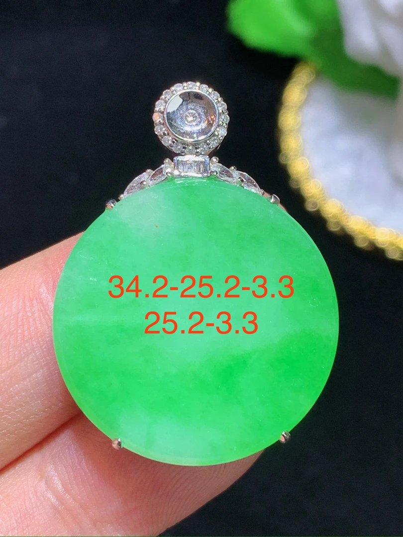 缅甸A货飘绿圆牌吊坠，18k金气质镶嵌