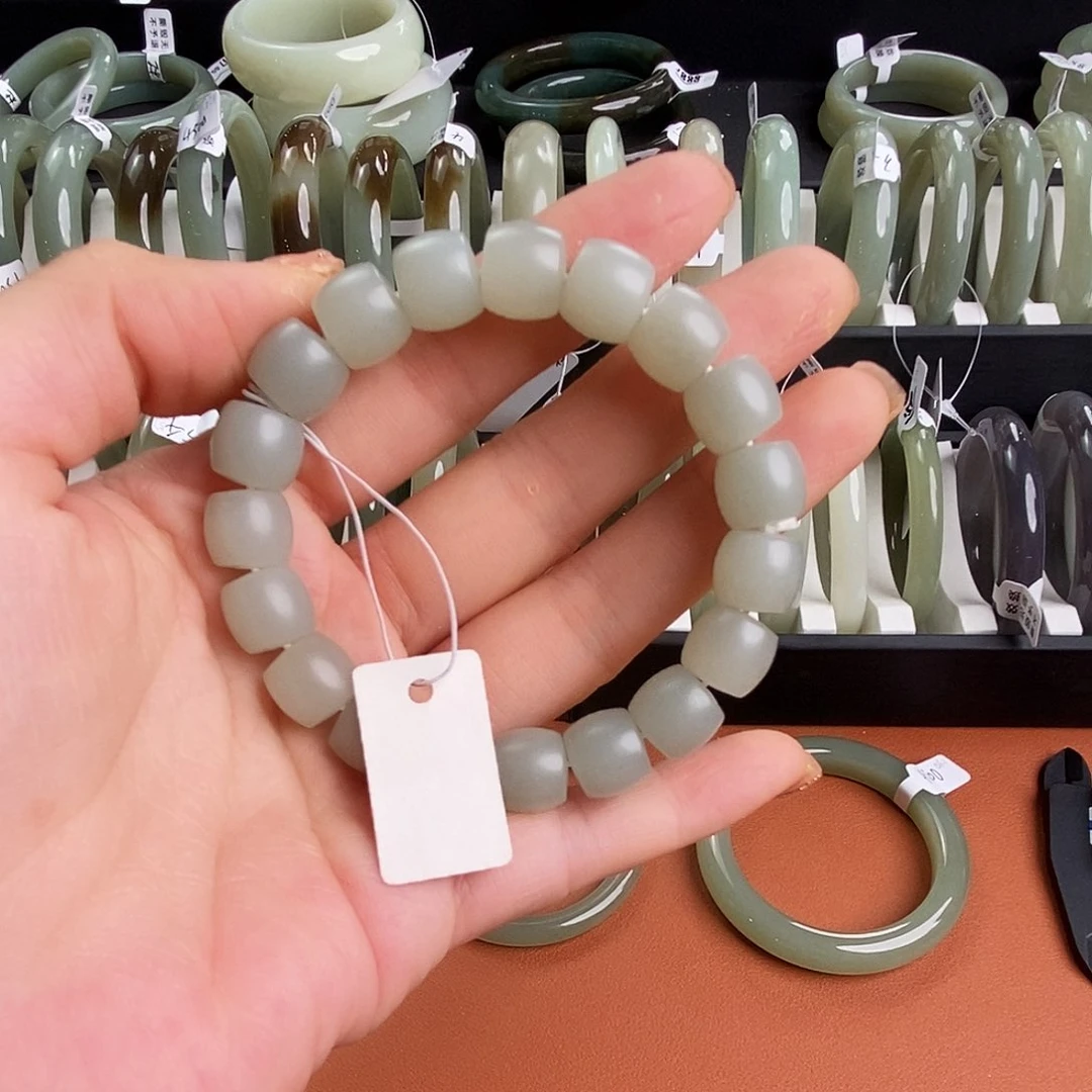 翡翠手镯未镶嵌高清白