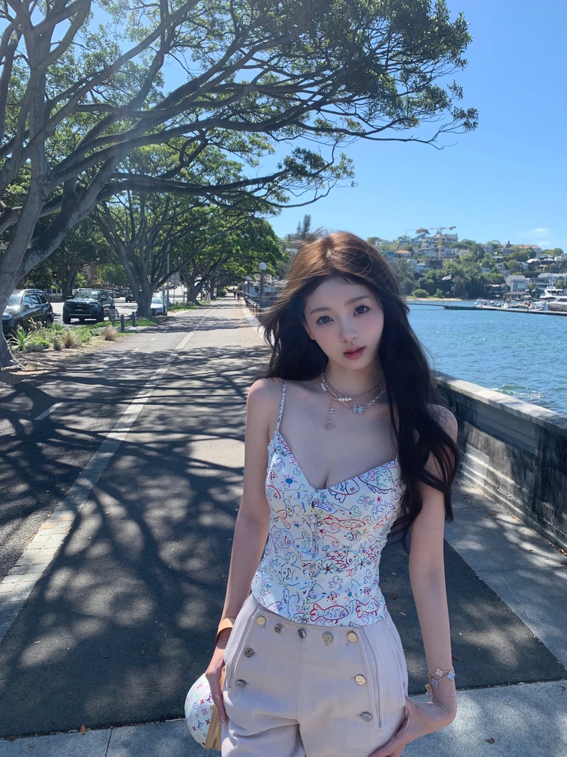 【浮光锦鲤】性感俏皮减龄涂鸦吊带上衣2025春季新款高腰纽扣牛仔裤