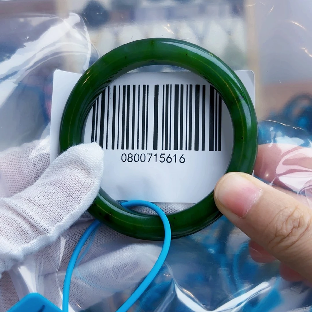 和田玉手镯未镶嵌包容5556