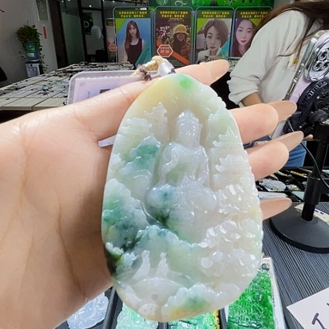 翡翠未镶嵌颈饰一个