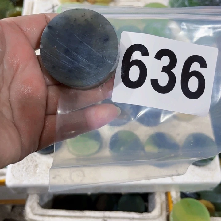 呜***人蛇纹石玉未镶嵌珠宝半成品