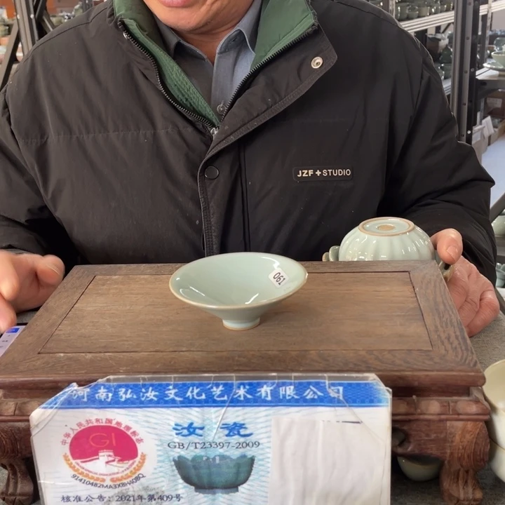 摆件天青釉手拉小斗笠杯