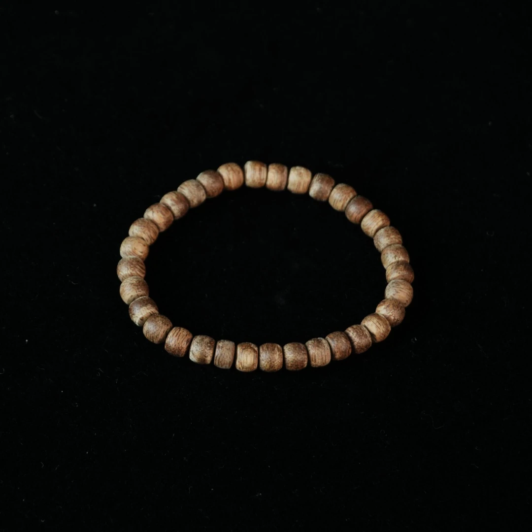 4668 达拉干沉香软丝土沉9分沉老型珠 0.6x0.5cm 3g