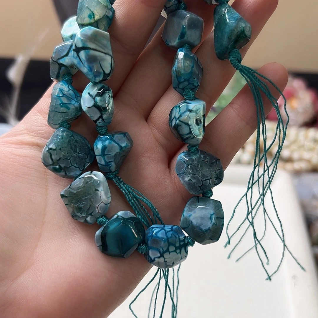 玛瑙/玉髓合金珠宝半成品W237，蓝色龙鳞纹玛瑙随形一条