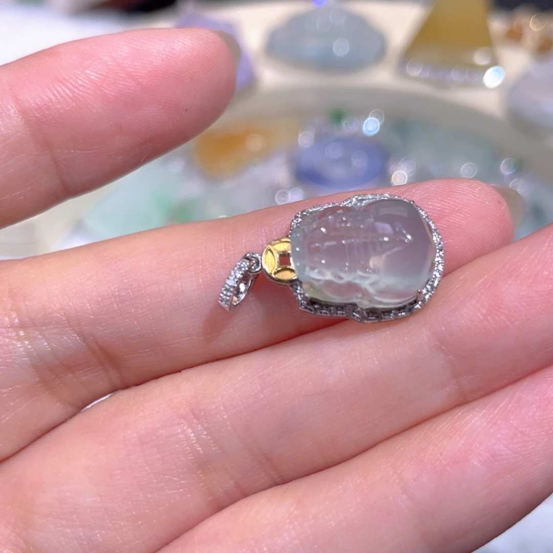 翡翠18K金镶嵌颈饰翡翠