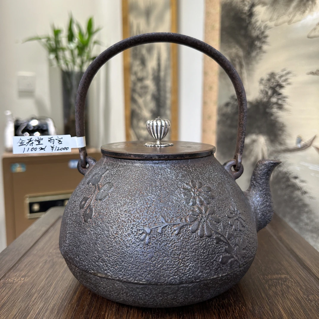 【高级品】金寿堂 雨宫造 桐叶菊花纹达摩型老铁壶  容量约1100ml