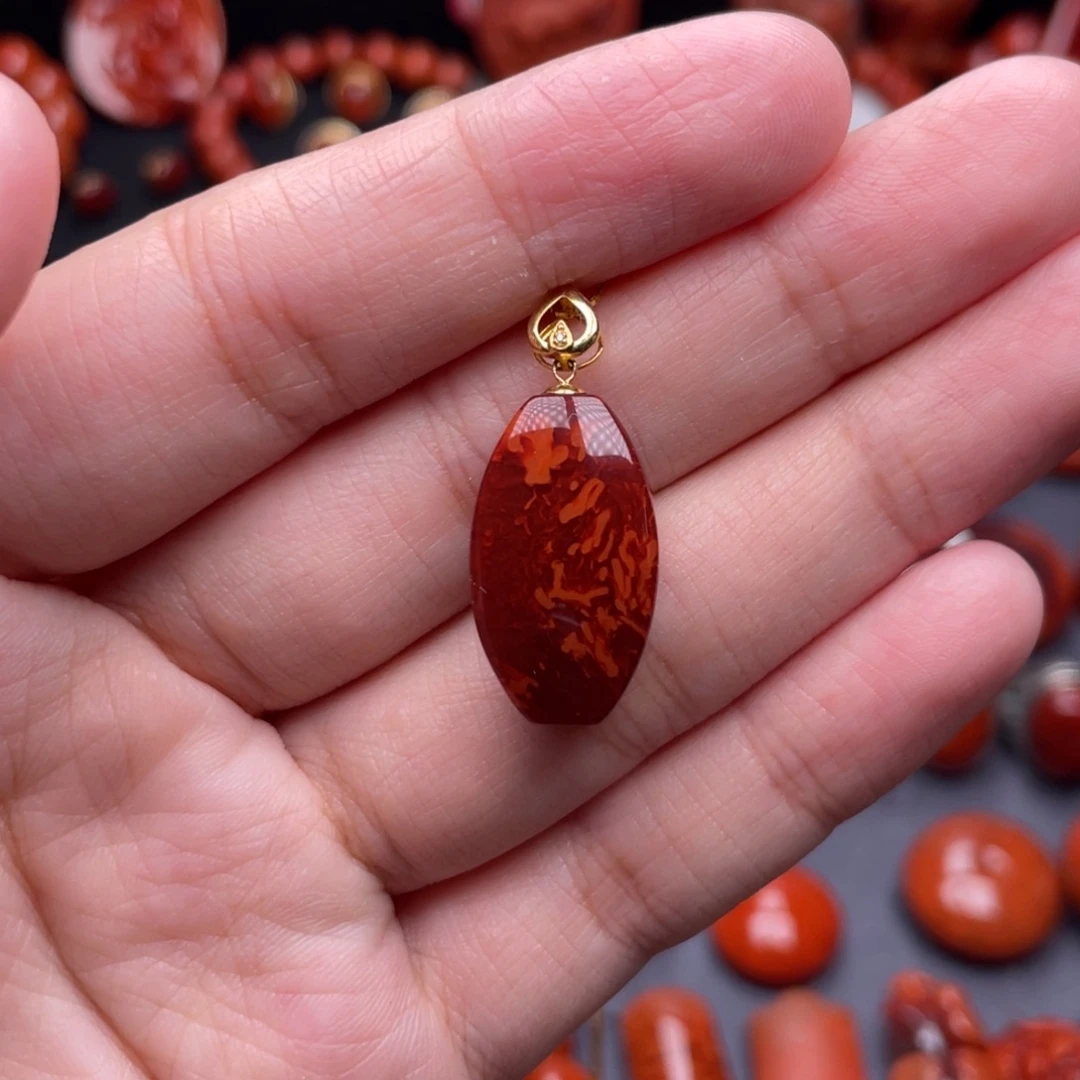 南红玛瑙18K金镶嵌珠宝奇石吊坠