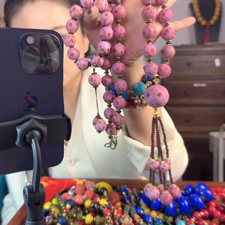 玻璃颈饰万*多老琉璃的故事是一个人的