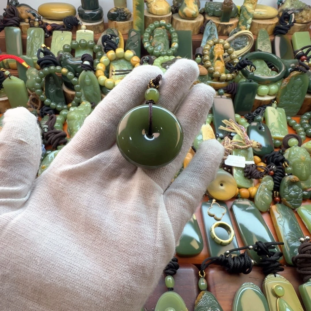 岫岩老玉（透闪石质玉）未镶嵌颈饰