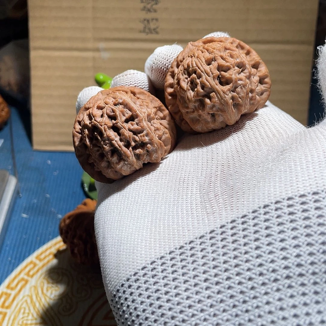 文玩核桃吊坠三角白