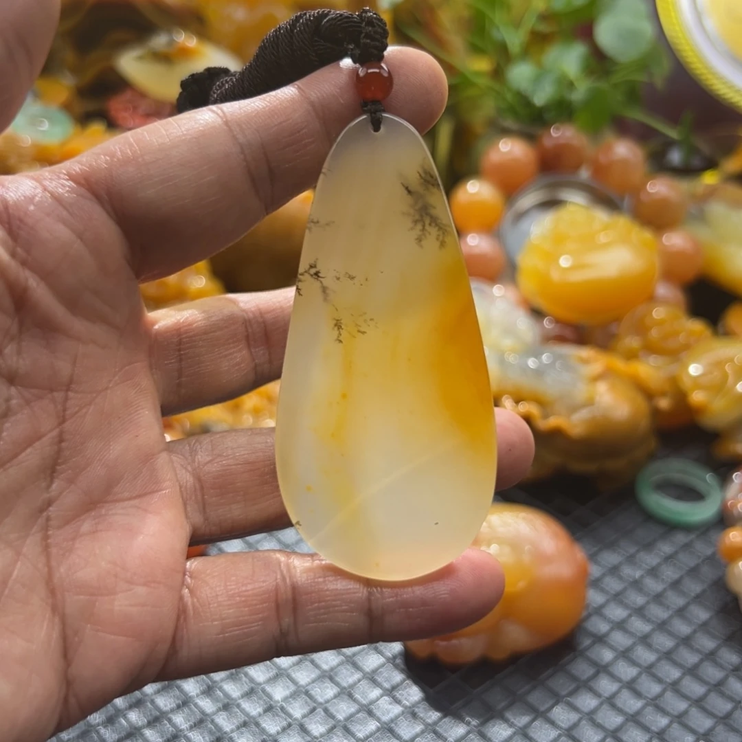 石英质玉未镶嵌颈饰