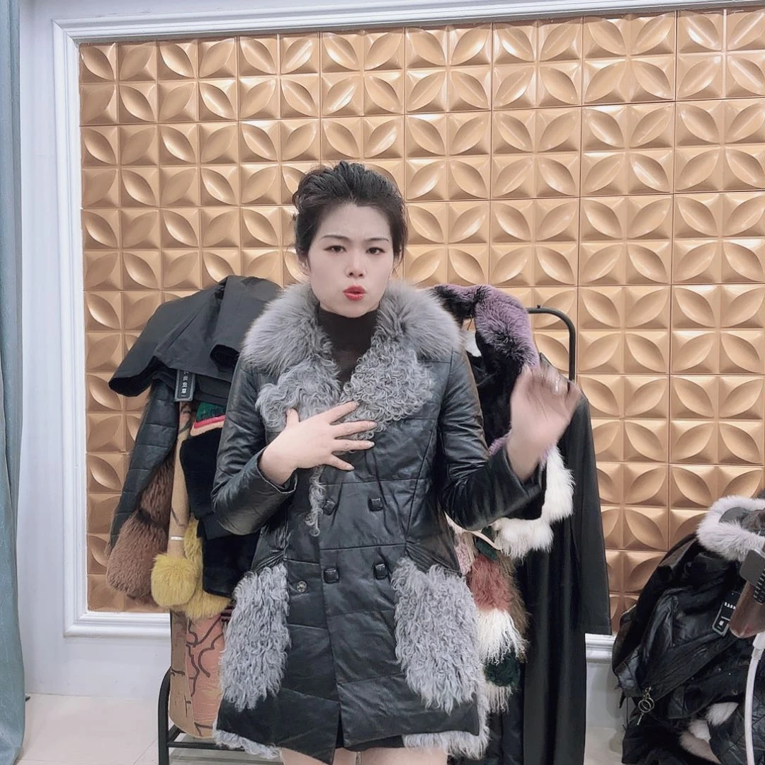皮草搭配黑色西装和