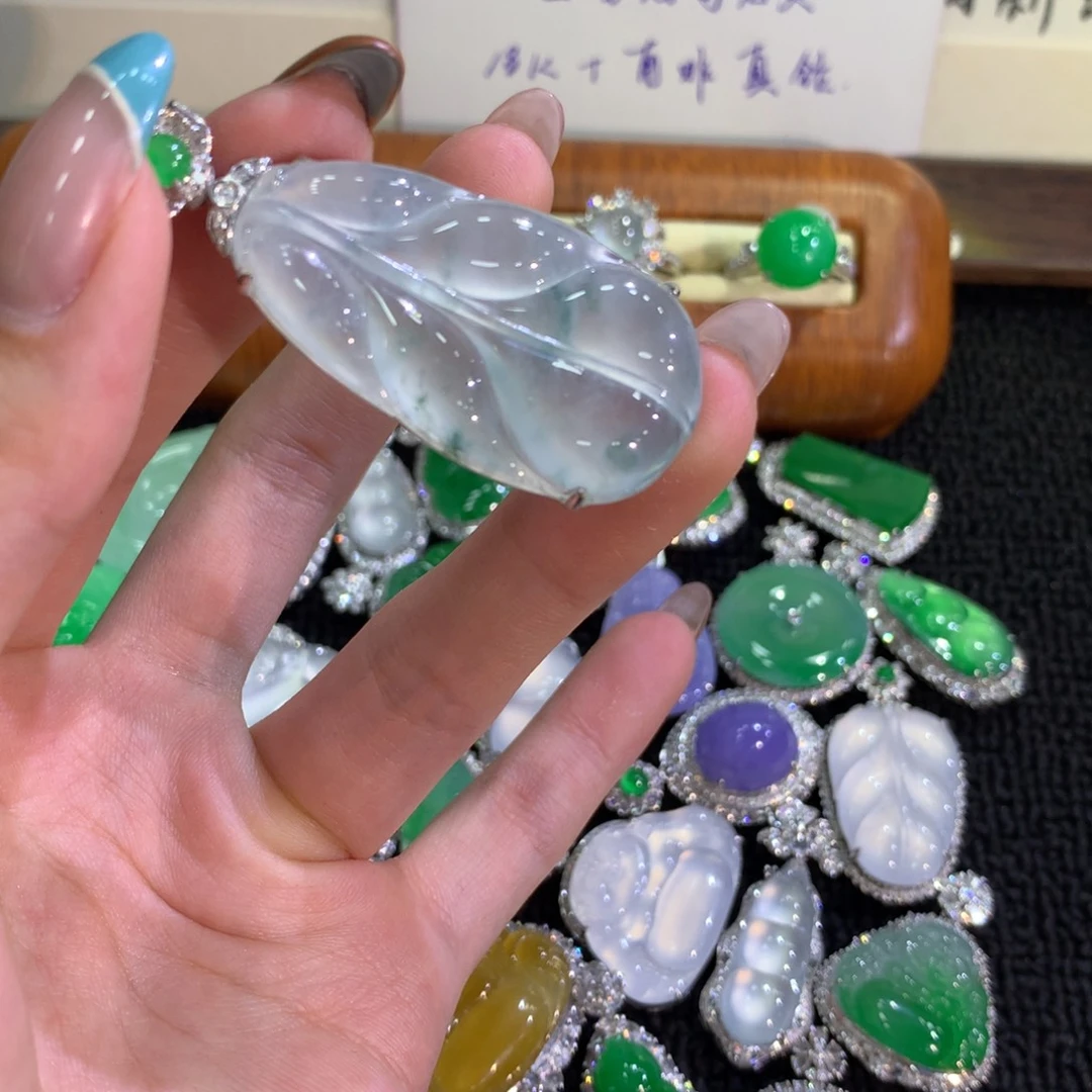 颈饰18K金镶嵌翡翠