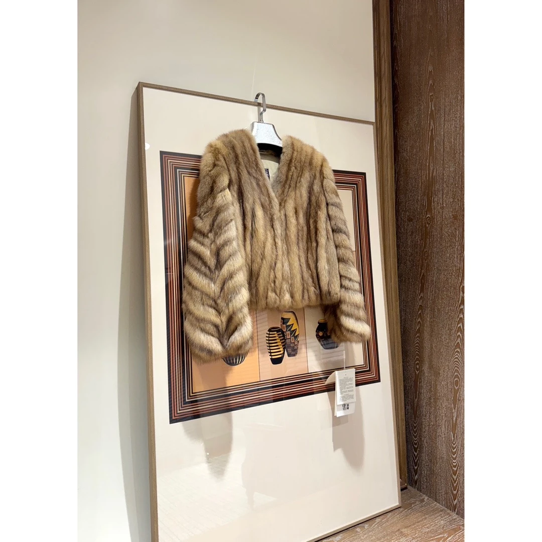 讴咪 2025新款10号色抽刀V领短款俄罗斯皮草女士外套 OM421