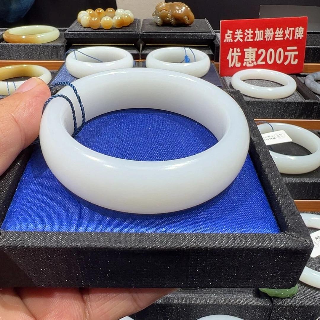 婧***妮和田玉手镯未镶嵌