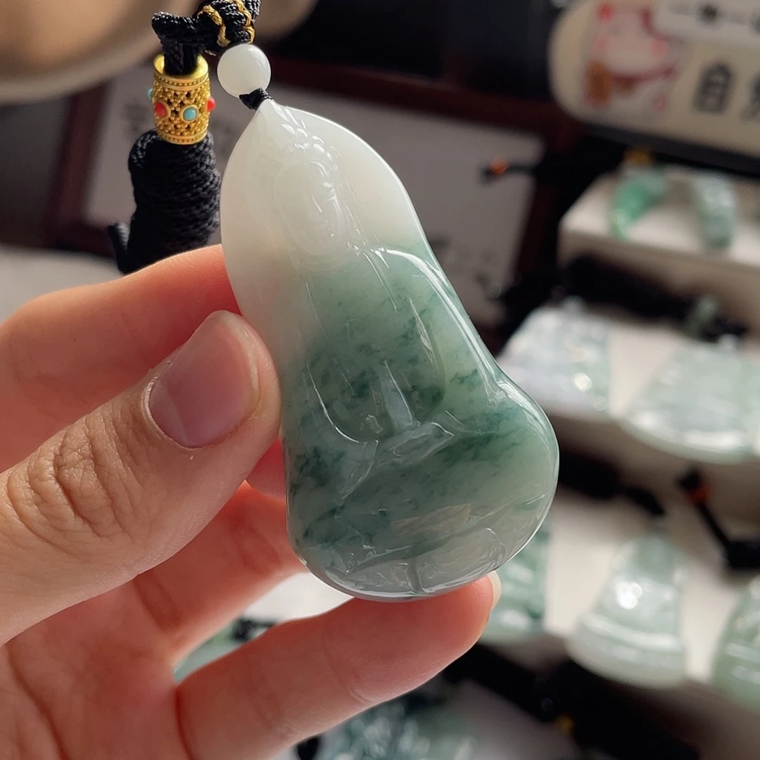 翡翠未镶嵌颈饰素衣观音