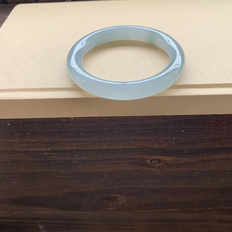 冰透清爽种水圆条手镯，18800圈口57.5-10.3-9.9，天然翡翠缅A 小纹