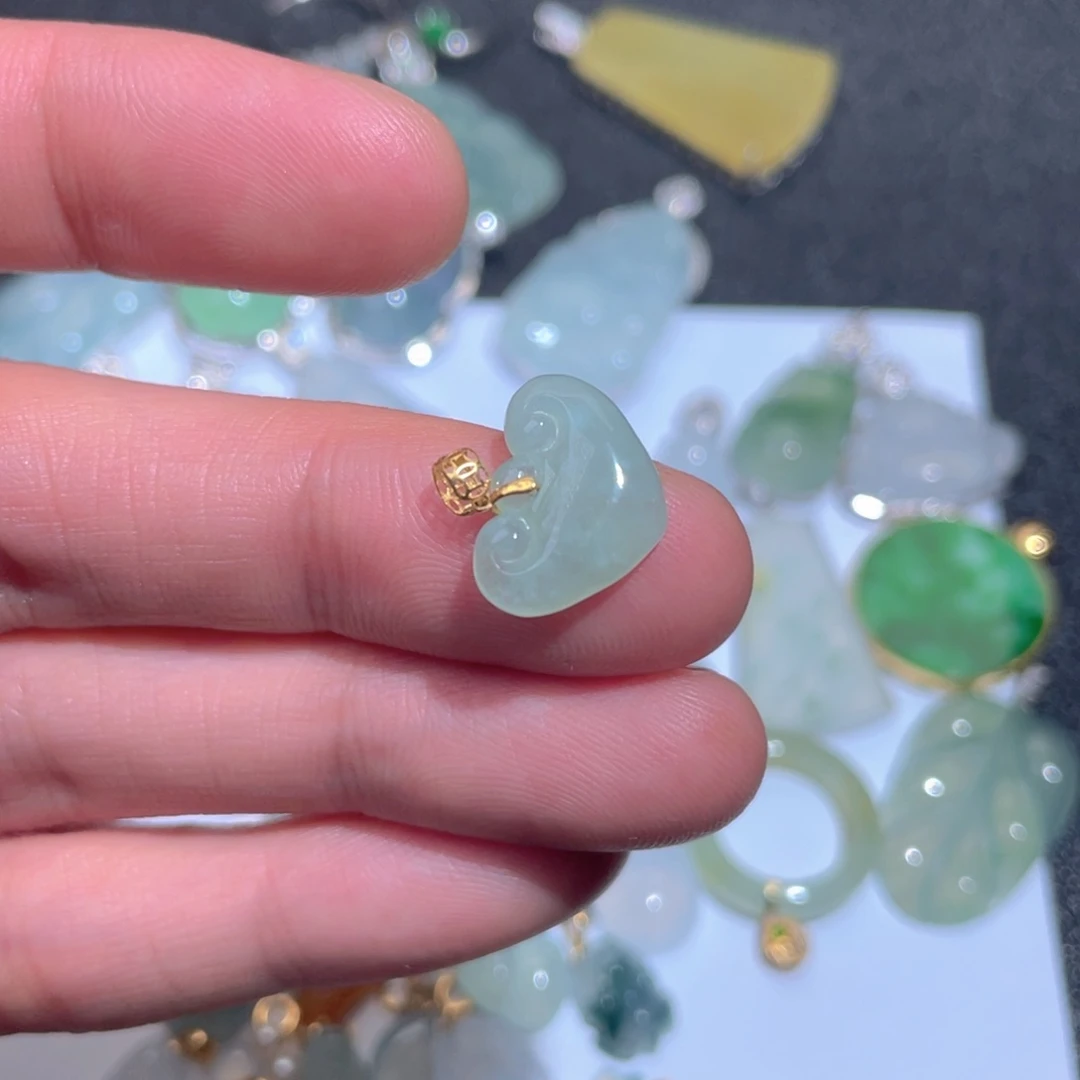 翡翠颈饰18K金镶嵌翡翠