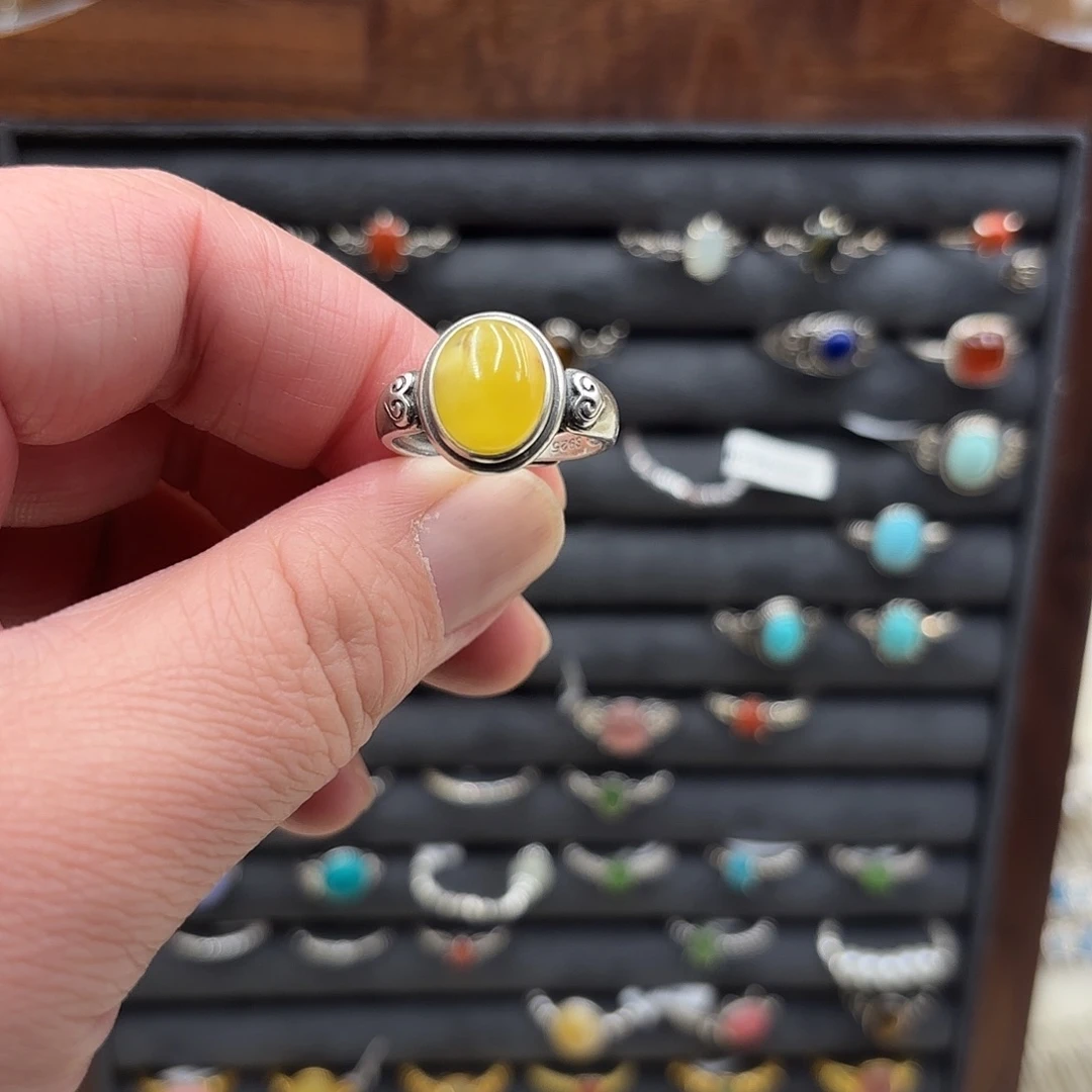 纯银底座镶嵌蜜蜡