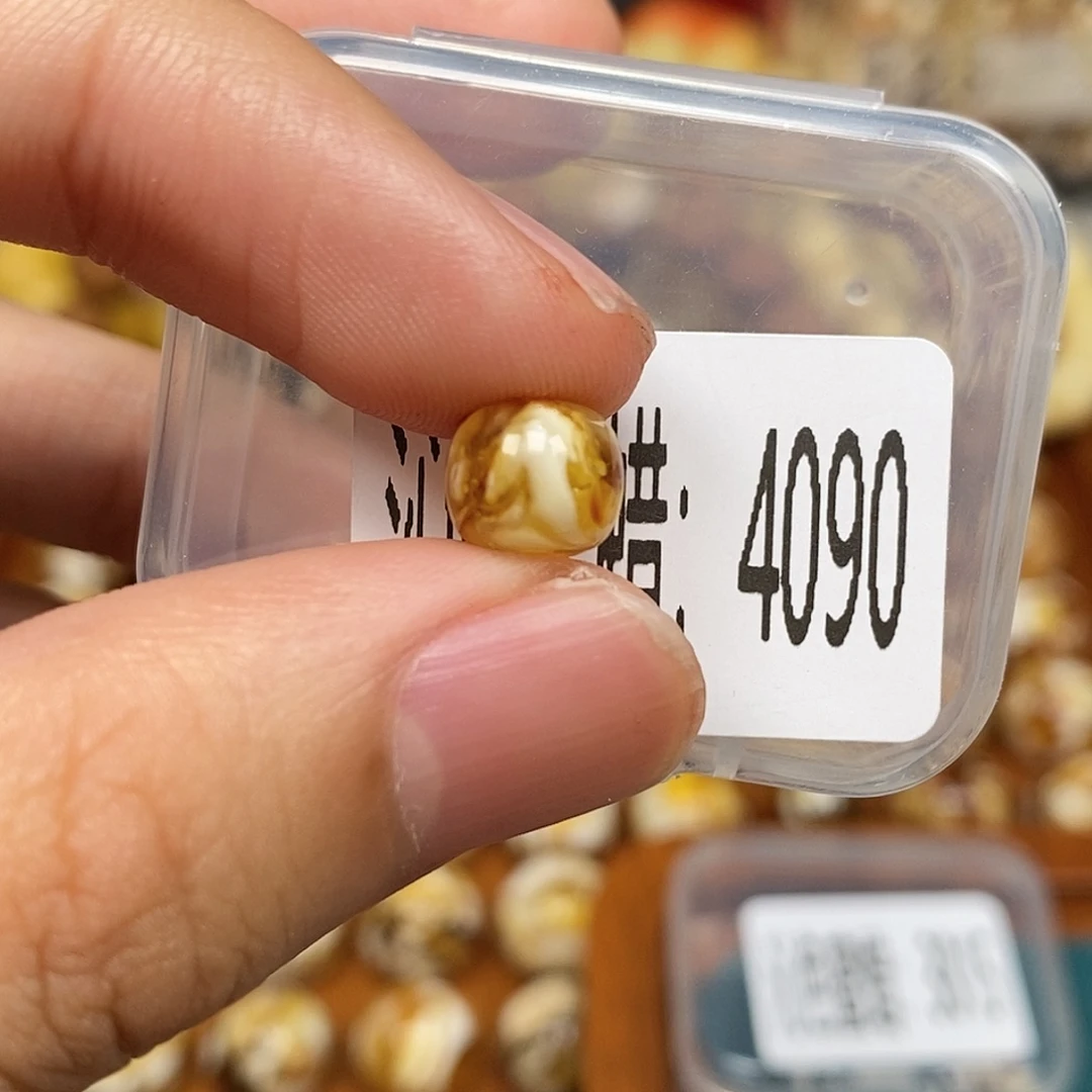 蜜蜡未镶嵌珠宝奇石4090