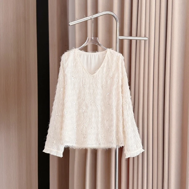 Lillieee-高光时刻 新年新款氛围感优雅贵气V领设计流苏灵动上衣