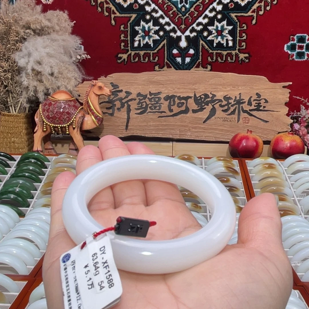 未镶嵌手镯和田玉天然优雅高贵且末