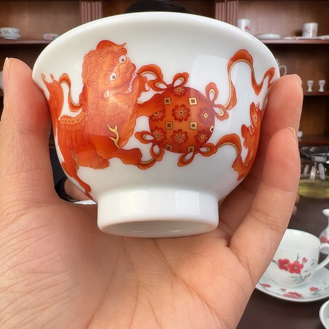 瓷柴窑矾红双狮绣球压手杯