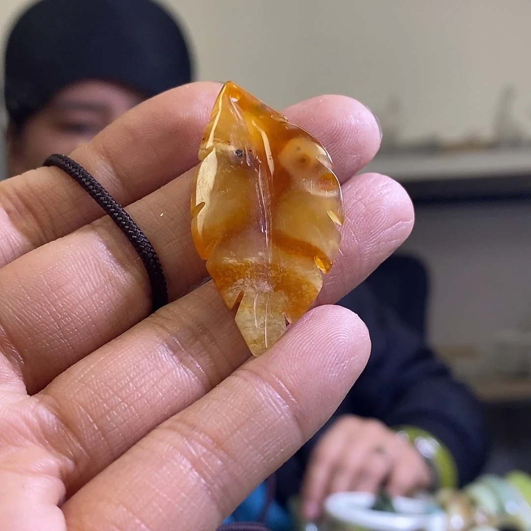 岫玉未镶嵌颈饰一个