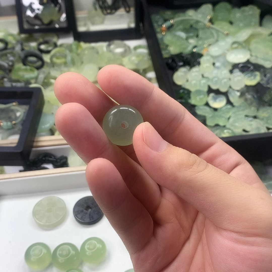 丽***）蛇纹石玉未镶嵌颈饰