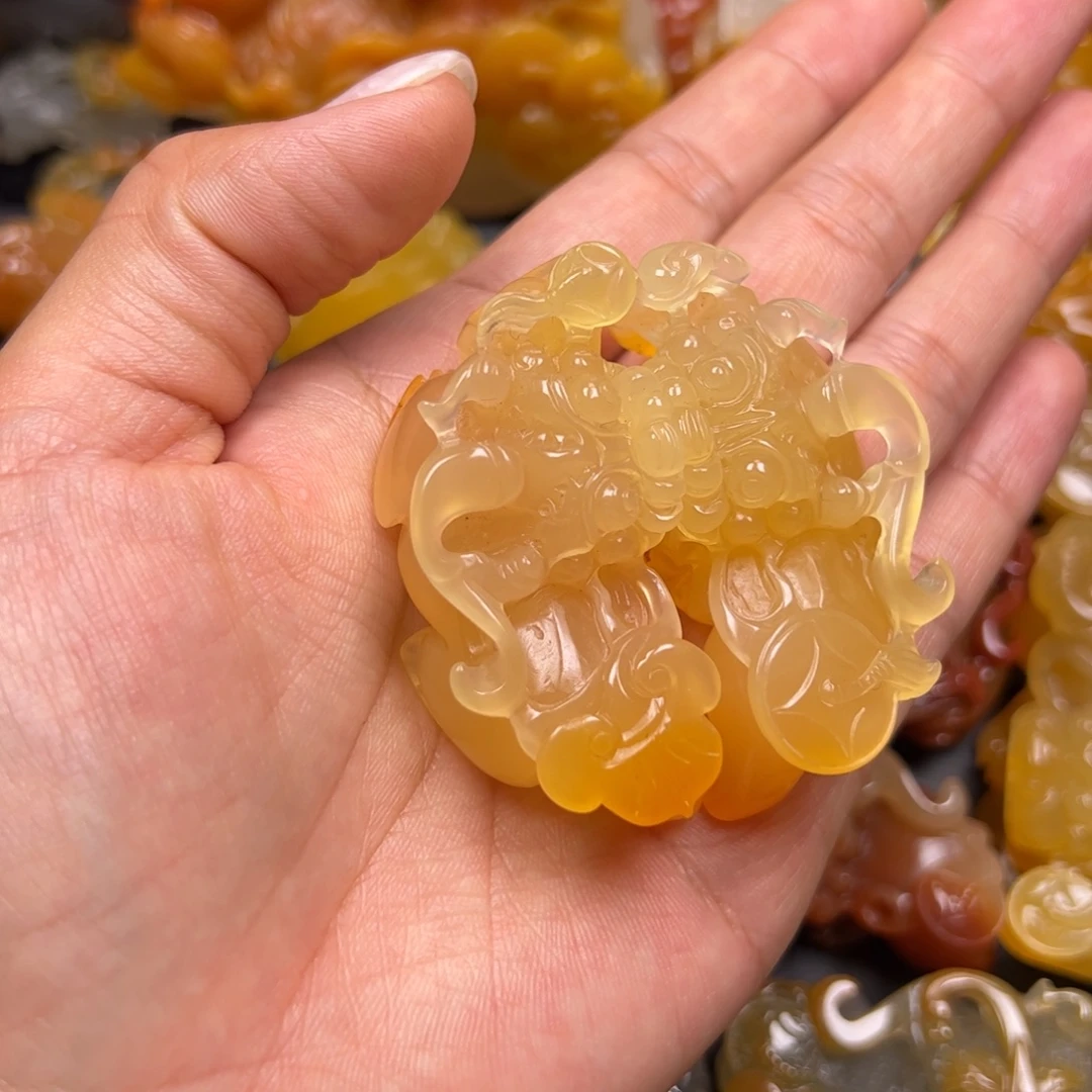 未镶嵌石英质玉（黄龙玉）颈饰