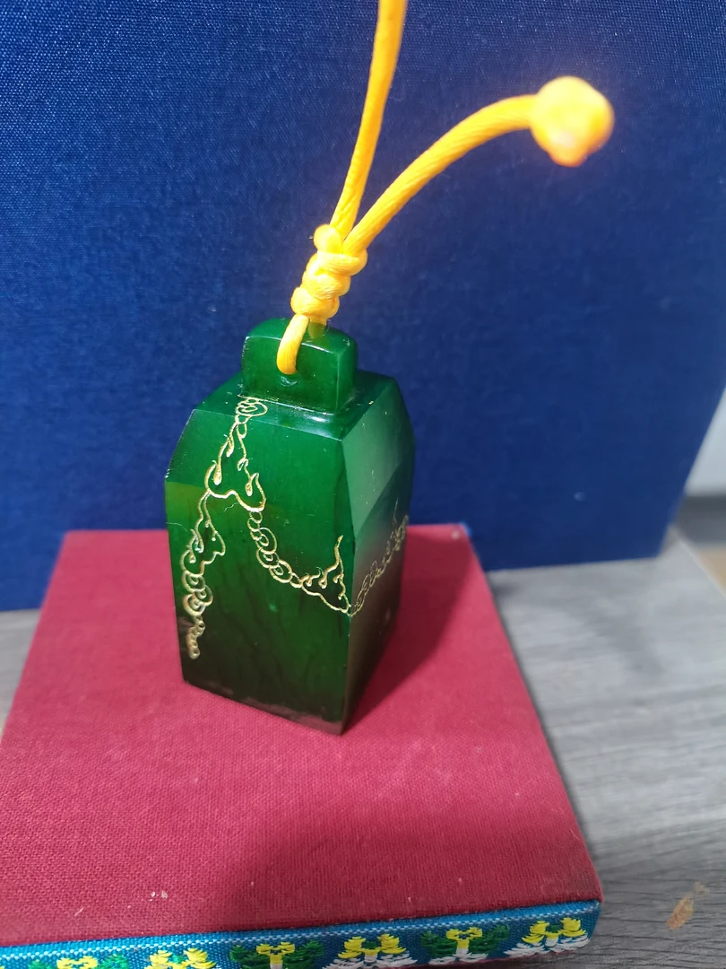 寿山石老绿田秤砣纽