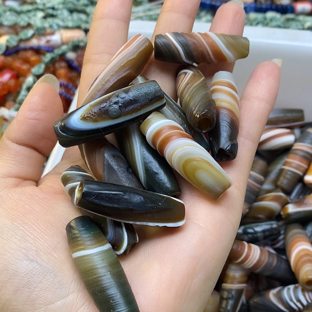 玛瑙/玉髓未镶嵌珠宝半成品浮雕纹玛瑙大孔一个装