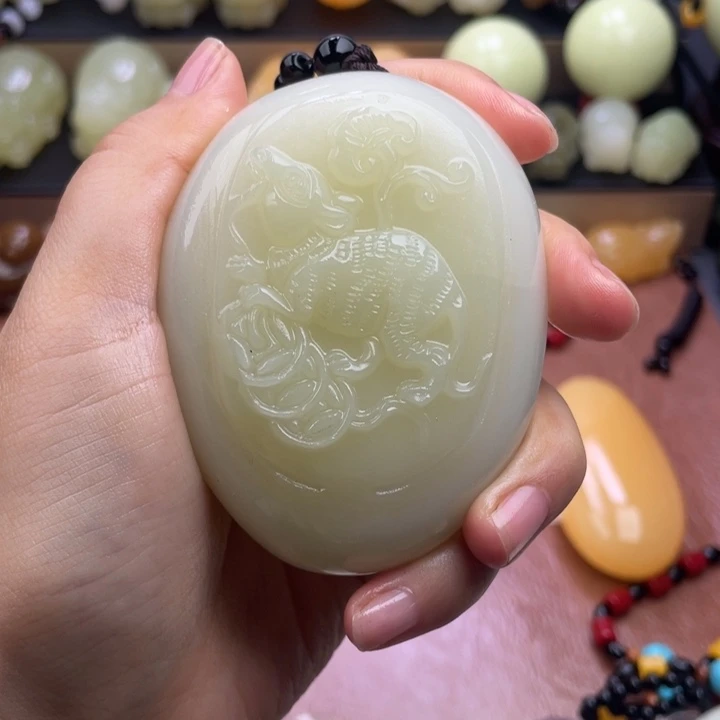 用***5石材天然古青石手把件