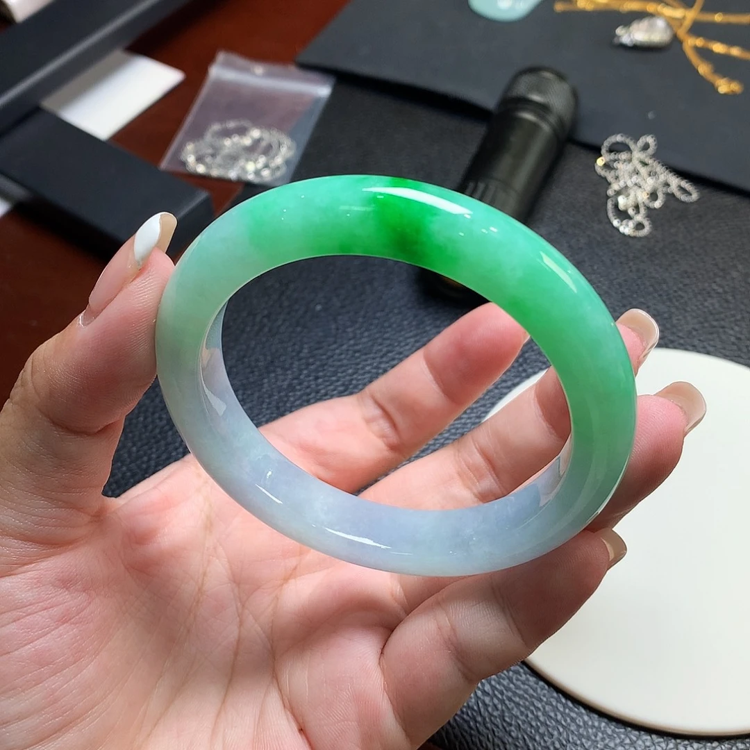 未镶嵌手镯翡翠冰糯飘绿泥鳅背