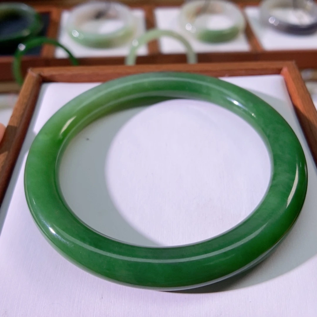 【闪购商品】未镶嵌手镯和田玉（碧玉）阳绿