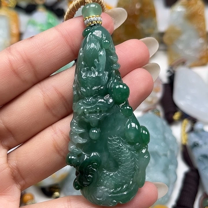 翡翠未镶嵌颈饰龙牌