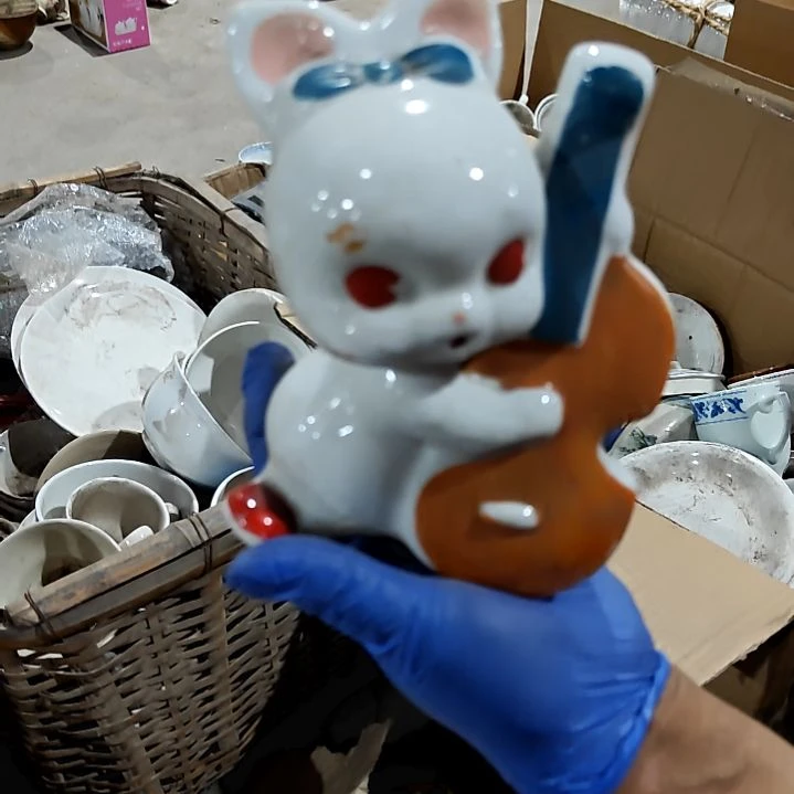 瓷片盘子碗茶壶啥都有