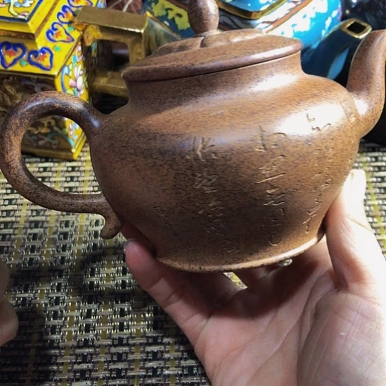 紫砂茶壶原矿泥料手工制作的紫砂壶。