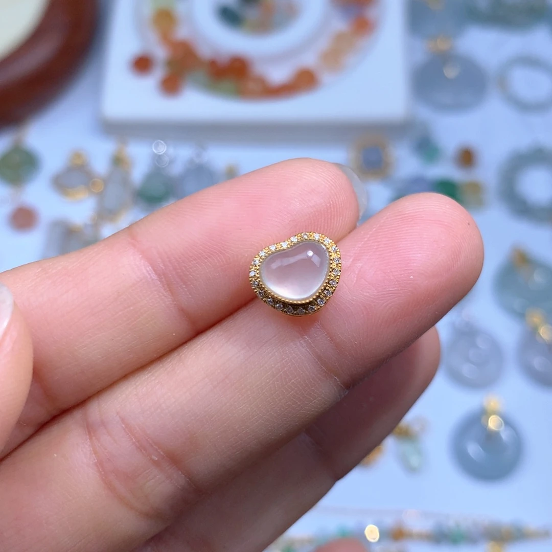 翡翠18K金镶嵌颈饰爱心
