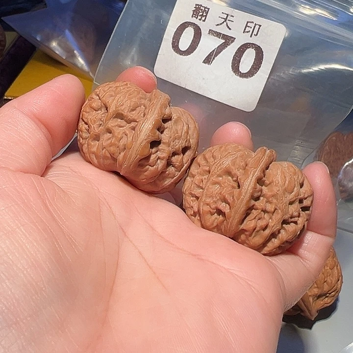 桃核吊坠38.5平谷元宝，翘肩膀，