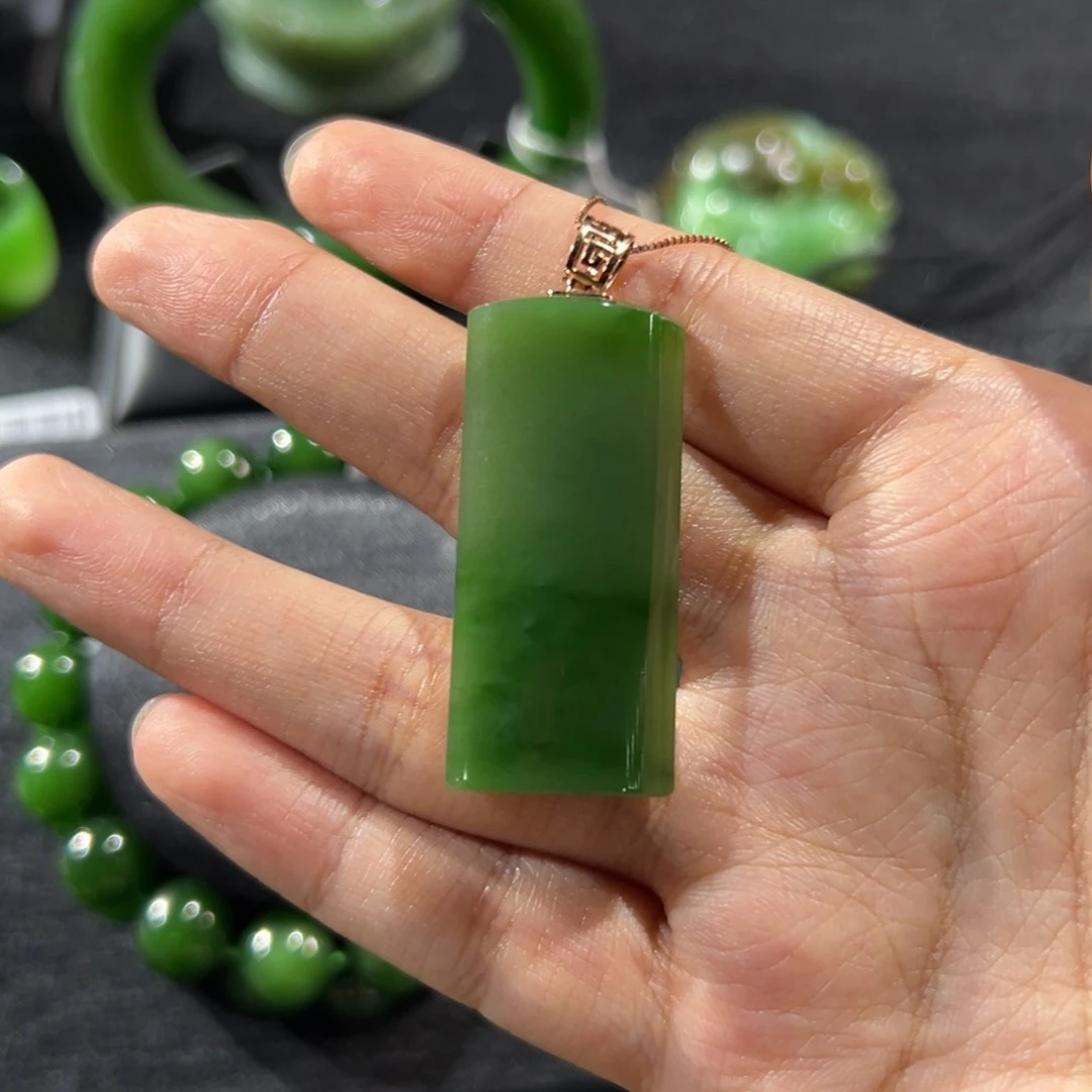 颈饰18K金镶嵌和田玉（碧玉）