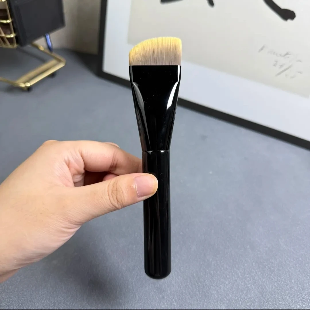 粉底刷镰刀斜角型轻薄不吃粉无刷痕服帖面膜刷化妆工具化妆师专用