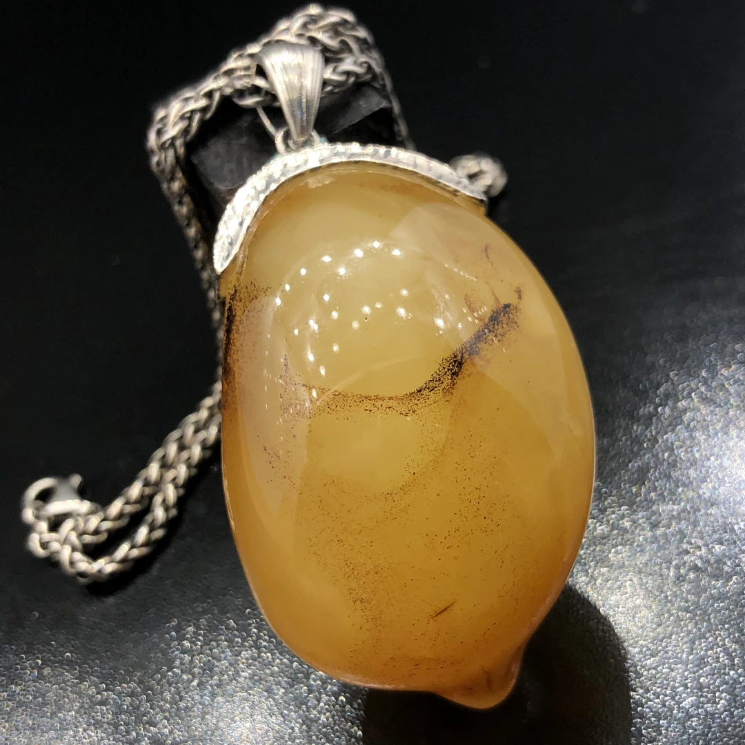 原生态海飘蜜蜡吊坠。内含虫体或植物未明确。