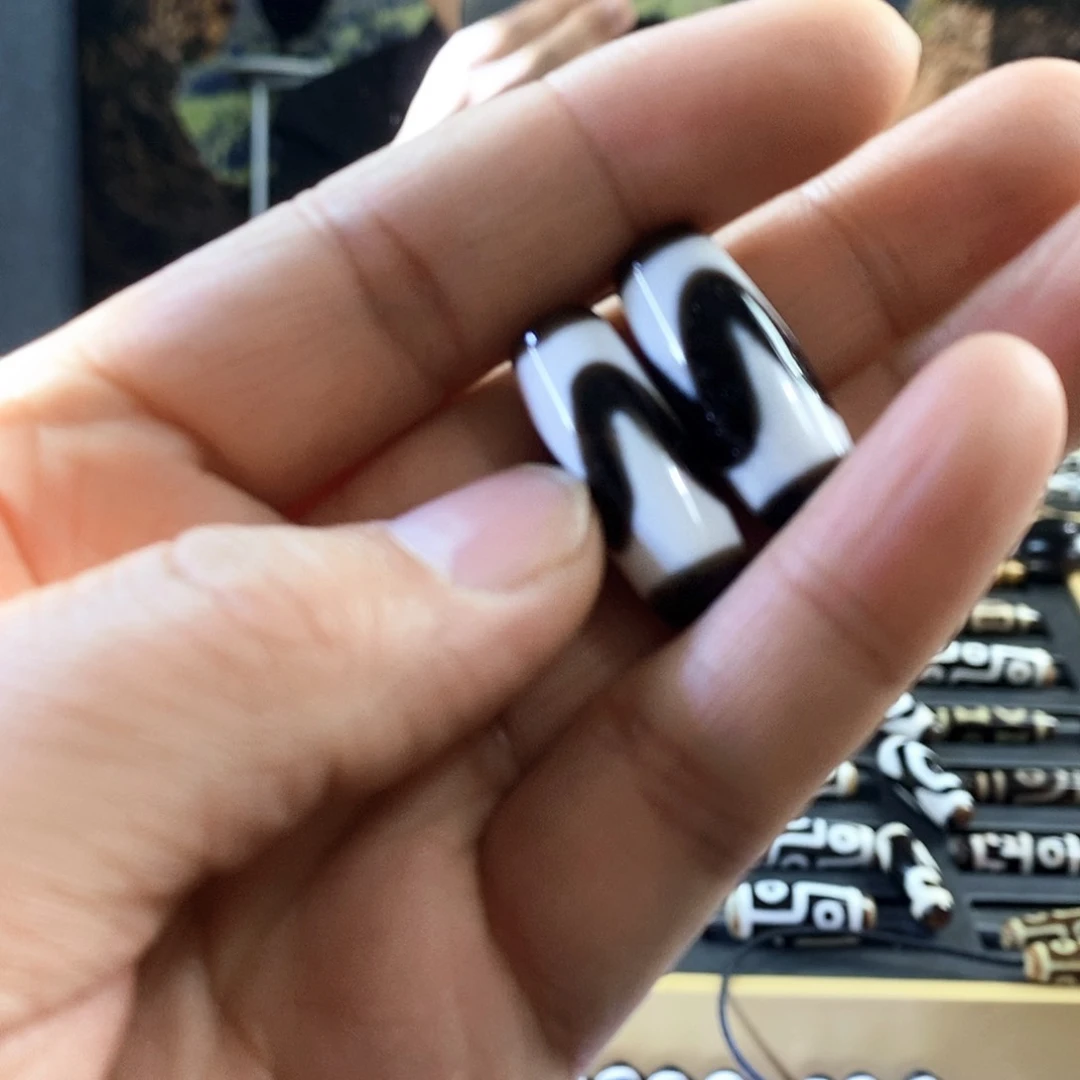 琉璃颈饰四****）牙牙一对