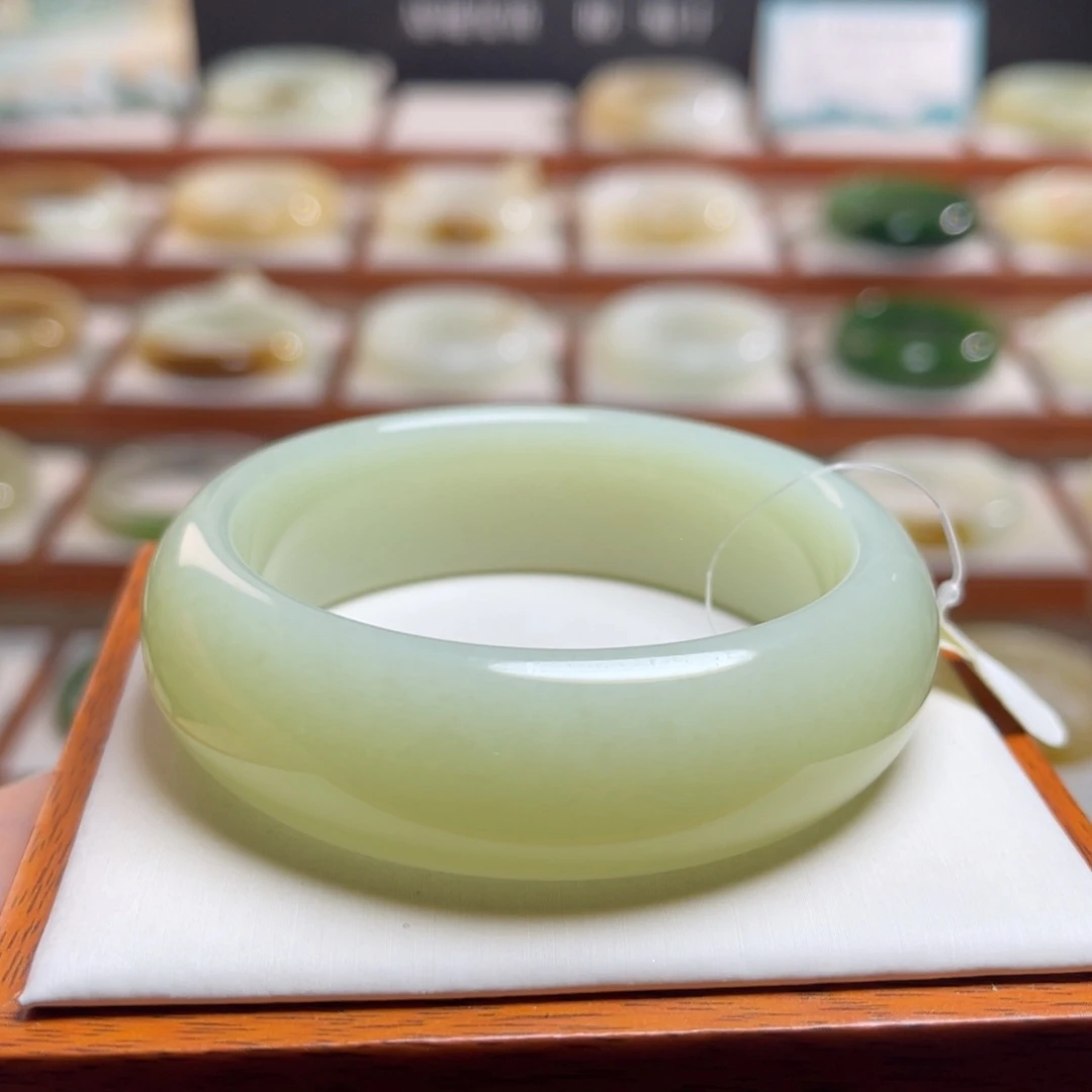 【闪购商品】未镶嵌手镯和田玉绯****主